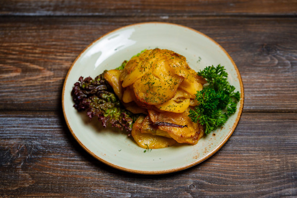 Жареный картофель с телятиной и грибами, по-домашнему